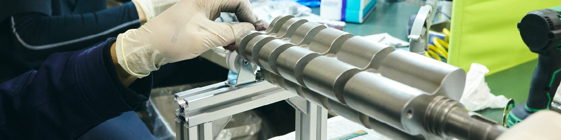 止められない生産現場へ――ファクトロパーツは真空ポンプの再生・修理で、製造ラインを支えます。